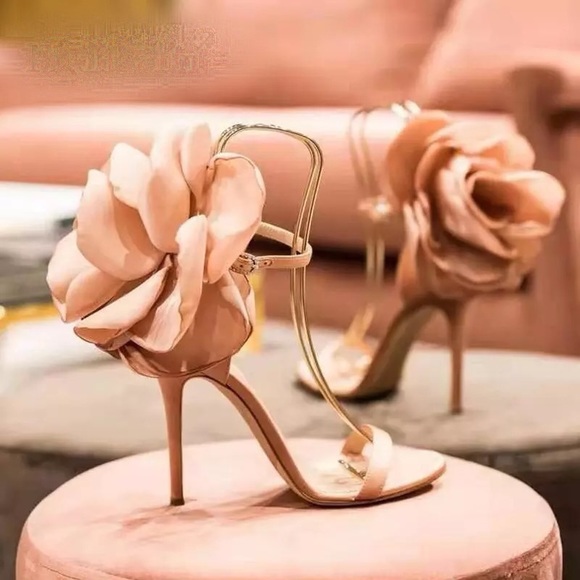 🌸 Beautiful Sz. 7.5 Rose Champagne Heels 🌷 - Picture 2 of 3